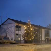 Rathaus_mit_Christbaum2025.jpg